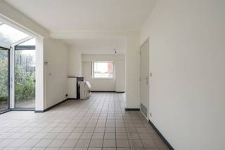 Gerenoveerde halfopen bebouwing nabij centrum Mol. De woning biedt u een ruime woonkamer, een eetkamer met aansluitend een veranda met zicht op...