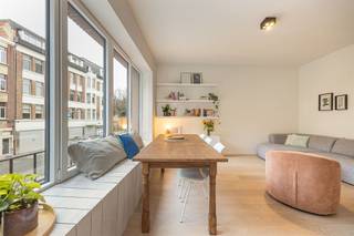 <p><span>Instapklaar, licht én een verrassend grote buitenruimte: dit recent gerenoveerde appartement op de eerste verdieping heeft het allemaal. Je krijgt een mooie leefruimte met open keuken, twee slaapkamers, een strakke badkamer en als absolute bonus een grote, ommuurde tuin. En dat op een strategische locatie vlak bij Park den Brandt, het Middelheimpark en de Wilrijkse Pleinen.</span><span> </span></p><p><span> </span></p><p><span>Licht, open en piekfijn afgewerkt</span></p><p><span>Je komt binnen in de centrale inkomhal, waar plaats is voor een vestiaire. Hier vind je meteen een apart gastentoilet en een praktische berging met aansluitingen voor wasmachine en droogkast. De indeling is logisch en de mooie, lichte parketvloer loopt vrijwel overal door, wat het appartement een rustige, uniforme uitstraling geeft. De woonkamer is aangenaam ruim en vooral heerlijk licht dankzij de grote raampartijen. Er is meer dan voldoende plaats voor een gezellige zithoek én een grote eettafel aan het raam. De open keuken sluit er mooi op aan en is strak ingericht met donkere kasten en een ruim kookeiland met extra opbergruimte. Je hebt hier een inductiekookplaat, dampkap, spoelbak, vaatwasser, combi-oven en koelkast met vriesvak. Een fijne leefplek waar koken, eten en ontspannen vanzelf in elkaar overlopen. </span></p><p><span> </span></p><p><span>Twee slaapkamers en een strakke badkamer</span></p><p><span>Aan de rustige achterzijde vind je de twee slaapkamers. De grootste slaapkamer heeft plaats voor een dubbel bed en een flinke kastenwand, kijkt uit op de tuin en is voorzien van een vliegenraam en automatische rolluiken met afstandsbediening. De tweede kamer is ideaal als kinder- of babykamer, bureau of dressing en heeft eveneens automatische rolluiken. Extra leuk: van hieruit stap je rechtstreeks het terras op, met zicht op het groen. De badkamer is modern en sober afgewerkt met een grote inloopdouche, een zwevend lavabomeubel, spiegel met verlichting en actieve verluchting. De lichte marmerlook tegels en zwarte accenten maken het geheel helemaal af.</span></p><p><span> </span></p><p><span>Een tuin die je niet verwacht bij een appartement</span></p><p><span>En dan de grote verrassing: buiten. Via het terras kom je in de ruime, volledig ommuurde tuin terecht. Een heerlijke plek met veel privacy en meer dan genoeg plaats voor een grote tafel, ligstoelen, planten en groen. Barbecue met vrienden, lang tafelen op zomeravonden of gewoon rustig buiten zitten: hier kan het allemaal. Ook praktisch zit je goed. Op het gelijkvloers hoort er nog een grote privéberging bij, met elektriciteit zodat je er bijvoorbeeld een diepvriezer kunt plaatsen. De tuin is bovendien ook rechtstreeks en privé toegankelijk via het gelijkvloers. </span></p><p><span> </span></p><p><span>Groen wonen en toch overal snel naartoe</span></p><p><span>Je woont hier op de grens van 2020 Antwerpen en 2610 Wilrijk, met opvallend veel groen in de buurt. Park den Brandt en het Middelheimpark liggen vlakbij en ook de Wilrijkse Pleinen met hun uitgebreide sportinfrastructuur zijn vlot bereikbaar. Tegelijk zit je strategisch voor wie vaak onderweg is: belangrijke invalswegen en de op- en afritten van de Ring liggen dichtbij. Zo combineer je hier een groene woonomgeving met een bijzonder vlotte verbinding richting stad en daarbuiten. </span></p><p><span> </span></p>