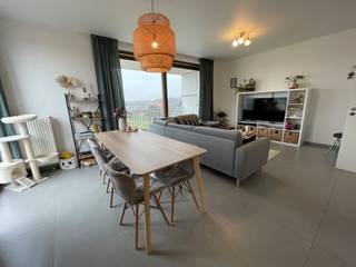 ZONNIG HOEKAPPARTEMENT met 2 slaapkamers gelegen op de 3de verdieping, vlakbij alle winkels, openbaar vervoer en zicht op de torens van BRUGGE! Inkom met gastentoilet, leefruimte met open keuken, ruime berging, 2 slaapkamers, badkamer, 2 ZONNETERRASSEN (voor -en achteraan), kelderberging en ONDERGRONDSE AUTOSTAANPLAATS inbegrepen! hier heb je rust & stilte, licht in overvloed en een mooi uitzicht, kortom: het IDEALE appartement! Zuinig EPC 85,97 kWh/m² UC EP02369