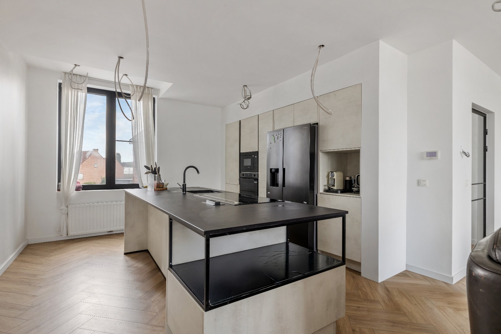 INSTAPKLARE BEL-ETAGE MET 4 SLPKS, TUIN EN GARAGE OP EEN TOPLIGGING IN HAMME - foto 4