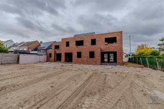 Deze moderne nieuwbouwwoning combineert comfort, kwaliteit en een doordachte indeling.Op het gelijkvloers verwelkomt een ruime inkomhal met...