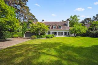In een rustige straat nabij het meer van Keerbergen bevindt zich deze uitzonderlijke landelijke villa. De woning ligt op een prachtig aangelegd...