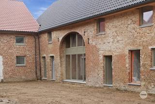 <p><span>VIVRE DANS LA PERLE D'HASPENGOUW</span></p><p><span> </span></p><p><span>Overhof est un projet résidentiel exceptionnel situé dans la zone rurale de Hoepertingen, un quartier de la ville de Borgloon. Ce projet comprend des bâtiments ouverts et élégants, abrités derrière une ferme carrée classée, le tout en pleine nature.</span></p><p><span> </span></p><p><span>Le boulanger, le boucher, le médecin, le pharmacien et les magasins sont tous à proximité, mais vous n'aurez pas à faire vos courses ici pour le bien le plus précieux : le calme et la tranquillité !</span></p><p><span> </span></p><p><span>La première phase, composée de 13 bâtiments ouverts et élégants, a été achevée avec succès.</span></p><p><span>Il est temps d'entamer la deuxième phase !  Il s'agit de la rénovation de l'ancienne ferme classée. Cela se traduit par une image unique, où l'authenticité sera toujours présente de manière tangible.</span></p><p><span> </span></p><p><span>La propriété 3 a une surface habitable de 158 m² et offre un hall d'entrée, des toilettes séparées, un espace de vie avec cuisine ouverte et un débarras. Au premier étage, nous découvrons le hall de nuit, 3 chambres, un WC et une salle de bain.</span></p><p><span> </span></p><p><span>En outre, cette propriété dispose d'un grenier, d'un jardin privé avec terrasse et de 2 places de parking fixes.</span></p><p><span> </span></p><p><span>Toutes les unités sont décorées avec goût avec des matériaux de haute qualité et chacune avec son propre intérieur. En tant qu'acheteur, vous avez la possibilité de choisir les finitions selon vos propres goûts et désirs.</span></p><p><span> </span></p><p><span>Achèvement prévu au printemps 2025.</span></p><p><span> </span></p><p><span>EN BREF</span><span>:</span></p><p><span> € Prix demandé : 383.000,00 </span></p><p><span>Vente soumise aux droits d'enregistrement (2% ou 12%)</span></p><p><span>2 places de parking incluses.</span></p><p><span> </span></p><p><span>Vivre dans une ferme carrée au milieu de la verdure et entourée de vergers ?</span></p><p><span> – Rencontrer la ferme Overhof 078 78 30 39 <span>info@canius.be</span></span></p><p><span> </span></p><p><span>*Ces informations sont données à titre indicatif. Les surfaces mentionnées sont uniquement indicatives. Canius Real Estate ne peut être tenu responsable de l'exactitude des données qui lui sont fournies. </span></p><p><span> </span></p>