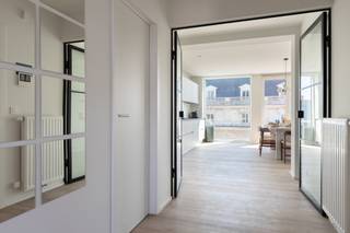 In the heart of Brussels, in the vibrant De Brouckère district, close to shops, transport links and restaurants, discover this superb...