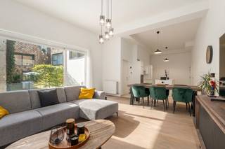 Kwalitatief appartement met 2 slaapkamers en riante buitenruimte bestaande uit een terras en tuintje die samen +/-34 m² meten, gelegen in het gerenommeerde nieuwbouwproject "Gouden Boom" in het centrum van Brugge, waar heden en verleden hand in hand gaan door de combinatie van een moderne architectuur met respect voor de rijke geschiedenis van deze voormalige brouwerijsite. <br /><br />Graag nemen wij u even mee doorheen dit appartement: via de inkomhal komt u in de ruime leefruimte. De leefruimte is voorzien van een mooie parketvloer en is ingedeeld in een zitgedeelte, een eetplaats en annex een open keuken uitgerust met een omvangrijk kookeiland en aansluitend wasberging. <br />Vanuit de zithoek heb je zicht op het aangenaam terras + tuintje waar u zonder problemen plaats heeft voor een grote eettafel en ligstoelen. <br /><br />Voorts beschikt dit appartement over twee slaapkamers, badkamer met douche en dubbele lavabo en apart toilet. <br /><br />In de prijs van het appartement is bovendien een praktische kelderberging inbegrepen, en er is ook een mogelijkheid om een ondergrondse autostaanplaats aan te kopen in het garagecomplex (€ 45.000). Het appartement is afgewerkt met kwalitatieve en duurzame materialen zoals parketvloeren en is bijgevolg volledig instapklaar. Contacteer ons snel voor een bezoek aan dit fantastische eigendom in het hart van onze stad! www.immodelbecque.be