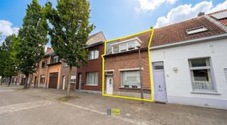 Welkom in deze charmante woning gelegen in Wilrijk!De woning beschikt over twee ruime slaapkamers, voorzien van warme houten vloeren en veel...