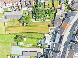 Deze strategisch gelegen, instapklare woning dateert oorspronkelijk uit de jaren '30 en bevindt zich langs de Stationsstraat te Herzele nabij het centrum, scholen, de Burcht, winkels en uiteraard het station. Er zijn tal van wandel- en fietsroutes richting de kouters gelegen achter het huis.<br />De woning met garage werd omstreeks 2016 al gedeeltelijk gerenoveerd maar dient (vooral energetisch) verder gerenoveerd te worden, de renovatieverplichting is van toepassing.<br />Indeling: inkomhal, open leefruimte met aansluitende eetplaats, keuken, badkamer met douche, lavabo en toilet, berging, garage met doorrit naar de uitgestrekte tuin. <br />Eerste verdieping: 3 slaapkamers. Tweede verdieping: zolder, bereikbaar via vaste trap. Er is een droge kelder.<br />INTERESSANT RENOVATIEPROJECT/STARTERSWONING, CENTRAAL GELEGEN + GROTE TUIN!! <br />De naastgelegen woning te Stationsstraat 76A is eveneens te koop, u kan deze woning tevens terug vinden op de website janssens-leroy.be.<br />Ramen grotendeels PVC met HR-glas, elektrische verwarming, verdiepingen met houten roostering. EPC: 769 kWh/(m² jaar), label F (renovatieplicht), bewoonbare oppervlakte volgens EPC: 117 m² (zolders niet meegerekend), KI: €451, elektrische installatie vernieuwd doch niet conform het AREI.<br />Woongebied, agrarisch gebied, geen vergunning uitgereikt (gebouwd voor 1962), geen rechterlijke herstelmaatregel of bestuurlijke maatregel opgelegd, geen voorkooprecht, verkavelingsvergunning uitgereikt. P-score: A, G-score: A. Geen risicozone voor overstromingen.<br />U kan de beschikbare attesten bij verkoop downloaden via de website janssens-leroy.be.