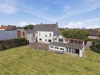 <p>Deze karaktervolle dorpswoning uit het begin van de 20ste eeuw biedt een unieke kans voor wie op zoek is naar ruimte, authenticiteit én ontwikkelingspotentieel. Gelegen op een perceel van ca. 1.709 m² combineert deze eigendom een royale buitenruimte met een woning vol mogelijkheden en een bijgebouw.</p><p>De woning werd ongeveer 30 jaar geleden deels aangepast, maar dient vandaag grondig gerenoveerd te worden. Dit biedt de mogelijkheid om het pand volledig naar eigen smaak en volgens hedendaagse comfortnormen in te richten, met behoud van zijn charmante uitstraling.</p><p>Daarnaast biedt het perceel, onder voorbehoud van de geldende stedenbouwkundige voorschriften en vergunningen, interessante mogelijkheden voor projectontwikkeling, zoals het realiseren van meerdere gezinswoningen.</p><p>Indeling<br />Gelijkvloers: inkomhal – garage met toilet – eetkamer – keuken – living<br />1ste verdieping: badkamer – 3 slaapkamers<br />Zolder: bergzolder via bijgebouw te betreden<br />Buiten: tuin – terras – bijgebouw (2 verdiepingen) – garage – bergruimtes</p><p>Technische info:<br />- Bewoonbaar oppervlakte van 186 m² exclusief de zolder en bijgebouwen<br />- CV op mazout <br />- elektriciteit niet conform <br />- EPC label F <br />- Watertoets: perceelscore A, gebouwscore A<br />- De vermelde bewoonbare oppervlakte betreft de bruto oppervlakte.</p><p>Meer informatie of een bezoek? Contacteer Els: 0496/10.65.76 of els@heritagevastgoed.be</p><p>Een ideale opportuniteit voor wie een woning volledig naar eigen hand wil zetten op een ruim perceel met karakter.<br /><br /> </p>