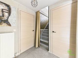 <p><span>Op een rustige verkaveling in Schakkebroek vinden we deze gezinswoning terug op een perceel van 4a 50ca. De centrale ligging tussen Herk-de-Stad, Nieuwerkerken en Hasselt maakt dat de woning zeer gemakkelijk te bereiken is. </span></p><p><span>De kleuter- en basisschool is op slechts 400m van de woning gelegen, net zoals ook een handige buurtsupermarkt. De achtergelegen wijkspeeltuin is een extra troef voor kinderen. </span></p><p><span> </span></p><p><span>In 2023 werd er een nieuwe hoogrendementsketel op aardgas geplaatst en recent werd ook een zonnepaneleninstallatie geïnstalleerd.</span></p><p><span>De elektriciteit zal nog conform gekeurd worden door de verkopers.</span></p><p><span> </span></p><p><span>Betreden doen we de woning via de inkomhal voorzien van een afgeschermde technische ruimte en een gastentoilet. Van hier is er toegang tot de leefruimte, dewelke werd opgedeeld in een eetplaats aan de voorzijde, een centraal zitgedeelte en de open keuken. De keuken is voorzien van voldoende opberg- en werkruimte alsook van alle nodige toestellen. Naast de keuken ligt de wasplaats die ook beschikt over een buitendeur naar de zijkant van de woning. Door de speelkamer bereiken we de voormalige garage die werd omgevormd tot nagelstudio. </span></p><p><span>De bovenverdieping herbergt drie slaapkamers, een aparte berging en de badkamer. De badkamer is uitgerust met een douche, toilet en meubel met dubbele lavabo. </span></p><p><span> </span></p><p><span>De omheinde tuin en het terras zijn bereikbaar via de poort aan de straatkant of via de leefruimte. De tuin werd onderhoudsvriendelijk aangelegd en beschikt over een aangenaam terras waar u quasi de hele dag kan genieten van de zon. </span></p><p><span>Rechts van de woning werd er een carport voorzien en is er nog bijkomende mogelijkheid tot het parkeren van auto’s. </span></p><p><span> </span></p><p><span>Pluspunten: </span></p><p><span>- uitoefening nagelstudio of extra bureau </span></p><p><span>- voldoende parkeerplaats </span></p><p><span>- kindvriendelijke ligging </span></p><p><span>- achtergelegen wijkspeeltuin </span></p><p><span> </span></p><p><span>De vermelde bewoonbare oppervlakte is de netto-oppervlakte van de woning.</span></p>
