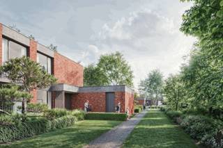 <p><strong>Deze woning aan Molenpad 27B </strong>is voorzien van 3 slaapkamers, en bevindt zich op een grondstuk van 209m², met privé tuin en ruim terras over de volledige breedte van de woning dat naadloos overloopt in het groen. We komen binnen via de inkomhal, met daar het gastentoilet en vestiaire. Aansluitend is er een 1e <strong>berging / wasplaats. </strong>Vanuit de inkomhal stappen we binnen in de ruime en lichtrijke <strong>woonkamer</strong> met een open <strong>leefkeuken. </strong>Via de grote schuifraam bereikt u het <strong>terras van 29m²</strong>, dat mooi overloopt in de <strong>privétuin van 36m²</strong>. Deze tuin is op zijn beurt verbonden met de <strong>gemeenschappelijke tuin</strong>, waardoor u zowel privacy als een groen uitzicht geniet, zonder in te staan voor het onderhoud. Op de verdieping vinden we 3 <strong>slaapkamers</strong>, elk met voldoende licht en ruimte. De <strong>badkamer</strong> (met daglicht) is uitgerust om aan alle comfort te voldoen, en heeft de ruimte voor zowel een ligbad als inloopdouche. De nachthal is tot slot nog voorzien van een <strong>apart</strong> <strong>toilet</strong> en een 2e (technische)<strong> berging. </strong>Tot slot beschikt de woning over een <strong>afzonderlijke fietsenberging aan de voordeur</strong>, en zijn er <strong>ondergrondse autostaanplaatsen</strong> en <strong>fietsenstallingen</strong> beschikbaar. Voor bezoekers zijn er <strong>bovengrondse parkeerplaatsen</strong> voorzien.<strong><br /></strong><strong><br /></strong>Wonen in een landelijke, groene en rustige omgeving en toch op <strong>wandelafstand het gezellige dorpscentrum </strong>van Vosselaar: Dat is residentie "<strong>Molenakker</strong>” gelegen aan Molenpad, een rustige straat gelegen op een steenworp van het centrum van Vosselaar en op enkele minuten van invalswegen zoals de Antwerpsesteenweg en met een uitstekende verbinding naar de E34 Antwerpen - Eindhoven. Supermarkten, bakker, slager, enz. bevinden zich allemaal in de directe omgeving. Het nieuwe gebied wordt voorzien van bezoekersparking alsook van een ondergrondse (privé) garage voor bewoners. Het terrein wordt afgesloten met een poort en het groene karakter wordt gewaarborgd door een prachtig tuinontwerp. Uw fiets stalt u probleemloos in uw eigen <strong>tuinberging.</strong><br /><br /><u>Aanbod en prijzen</u><br />Wij bieden u hier <strong>6 nieuwbouwwoningen</strong> aan met <strong>3 slaapkamers en aangename terrassen al dan niet met privétuinen, naadloos in connectie met aan aangelegde, gemeenschappelijke tuin. </strong>Er is keuze tussen <strong>gelijkvloers wonen of met de slaapkamers op de verdieping</strong>.</p>
<p>Prijzen starten vanaf 447.310 EUR, exclusief staanplaats en aankoopkosten. <span><strong>De woningen kunnen bovendien aangekocht worden aan 6% BTW</strong>.</span> Inclusief 6% BTW, registratierechten, ereloon notaris, aktekosten, nutsvoorzieningen en 1 staanplaats geeft dit totaalprijzen vanaf +/- 515.000 EUR.<br /><br /><u>Technieken en afwerking</u><br />Een E-peil &lt;20 wordt u gegarandeerd: Hoogwaardige isolatie en duurzame technieken (<strong>vloerverwarming, </strong><strong>individuele warmtepomp met geothermie, </strong>superisolerende beglazing, ventilatiesysteem D, <strong>regenwaterrecuperatie) </strong>worden gecombineerd met een warme, hedendaagse architectuur (inspiratie Turnhoutse school). Deze aardgasvrije woning is klaar voor de toekomst.<br /><br />De afwerking is tot in de puntjes, naar uw smaak en met afgesproken budgetten bij gekende leveranciers voor de keuken, badkamer, vloeren en binnendeuren. <strong>De werken starten deze zomer: Momenteel heeft u uiteraard nog inspraak in de afwerking.</strong><br /><br />Dankzij de <strong>Wet Breyne</strong> bent u volledig beschermd met een voltooiingswaarborg en betaalt u naar gelang de werken vorderen.<strong><br /></strong></p>