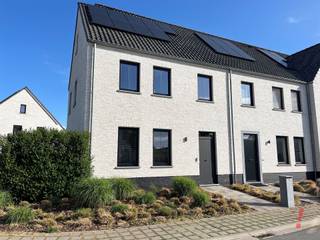 Halfopen nieuwbouw(BEN)woning met hoogwaardige afwerkingsgraad en volledig instapklaar afgewerkt, gelegen in de dorpskern van Varsenare...