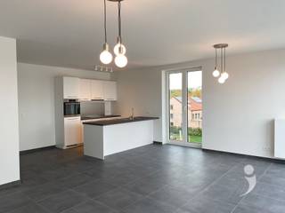 <p><span>Ruim 2 slaapkamer appartement op de hoogste (3e) verdieping met centrale ligging en fijn uitzicht. Dit appartement is makkelijk bereikbaar met de lift en een brede trap.<br />Gelegen op wandelafstand van het treinstation in Herent en vlak naast een busstation. Tevens is de fiets-o-strade Leuven - Brussel vlak bij alsook de oprit van de snelweg E314.<br /><br />Het appartement heeft een ruime inkom met vestiaire en een apart toilet. <br />Er is en mooie, lichtrijke leefruimte met prachtig uitzicht op een ruim zonnig terras.<br />De keuken is voorzien van allerhande handige ingebouwde toestellen ( Afwasmachine, kookplaat, wastafel, oven )<br />Alsook is deze keuken voorzien van veel ingebouwde kasten. Er is ook een extra berging.</span></p><p><span>Deze berging is voorzien van een wasplaats en heeft veel bergruimte.</span></p><p><span><br />Er zijn 2 ruime slaapkamers.<br />De badkamer is voorzien van een dubbele wastafel, een douche en een handdoekenverwarming.<br />Tevens is er een kelder en dubbele staanplaats voor de wagen inbegrepen in de huurprijs.<br /><br />Beschikbaar vanaf 10 augustus 2026 voor een lange duur huurovereenkomst.<br />Dit appartement is </span><span>niet</span><span> bemeubeld.<br />De gemeenschappelijke lasten bedragen 80€ per maand.<br />Al het verbruik van energie/water is ten laste van de huurder.<br /><br />Interesse? Vraag uw bezoek aan via onze website.</span></p><p><span> </span></p>