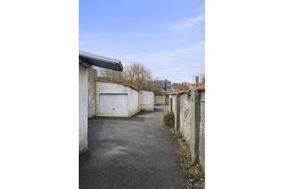  * Deze garagebox bevindt zich in het gelijkvloerse garagecomplex in de Prof. Vercouilliestraat, inrijden naast huisnummer 23. * Maximale...