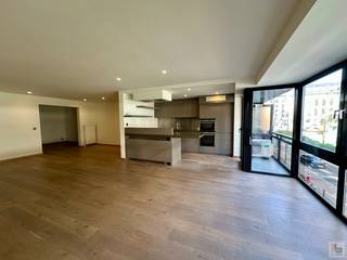 Dit TRENDY APPARTEMENT (115m²) met 2 SLAAPKAMERS + 2 BADKAMERS en bijhorende TERRASSEN situeert zich op de 2de verdieping van de...