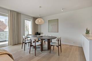 <strong><span>++ OPENDEUR ZATERDAG 13 DECEMBER : 10u tot 12u, KOM VRIJBLIJVEND LANGS ++</span></strong><br /><br />Welkom in Domein Beverhof, een uniek woonproject in de rand rond Beveren-Roeselare.<br />Dit project ligt vlakbij het centrum van Beveren en op fietsafstand van het station en de binnenstad van Roeselare. Het combineert zijn unieke ligging in het groen met een uitstekende bereikbaarheid, zowel met de wagen als met de fiets. De E403-snelweg is vlot en snel bereikbaar via de Beversesteenweg.<br /><br />Dit appartement is gelegen op de tweede verdieping, en is voorzien van een twee leuke terrassen.<br />De indeling is als volgt: een inkomhal en gastentoilet, lichtrijke woonkamer met goed uitgeruste open keuken, ruime berging, twee slaapkamers, twee badkamers en ruime zonneterrassen. De open leefkeuken is een echte eyecatcher in de lichtrijke leefruimte!<br />Verder kunnen we vanuit het appartement makkelijk naar de ondergrondse garage waar de verschillende privatieve garages gelegen zijn.<br /><br />De kwalitatieve afwerking van het interieur zorgt voor een perfect gevoel van leef-en wooncomfort.<br />De expertise van een ervaren bouwpromotor en bouwteam staan garant voor de verantwoorde keuze van Uw investering.<br />De gebruikte technieken (lucht-water warmtepomp) en de doorgedreven isolatie en ventilatie, resulteert tevens in energiezuinige appartementen.<br /><br />Ontdek snel dit prachtige appartement, gelegen op een toplocatie. Plan uw afspraak via 051|201.400.<br /><br /> 