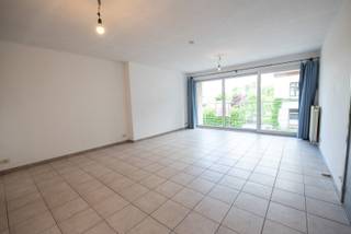 Dit centraal gelegen appartement is volledig instapklaar en ligt vlakbij winkels, school, openbaar vervoer, oprit E17,...<br /><br />Indeling van het appartement: inkomhal, apart toilet, woonkamer, keuken, berging/wasplaats, één slaapkamer, badkamer en terras.<br /><br />Het appartement beschikt over een buitenberging.<br />Parkeren is in de buurt mogelijk. <br /><br />Beschikbaarheid: onmiddellijk.<br />Syndickosten: €50/maand.<br /><br />Voor meer info of een bezoek: lisa@immoroba.be