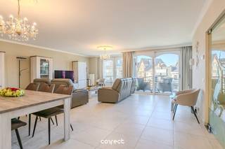 Centraal gelegen appartement met zicht op de markt van Torhout.STARTPRIJS: Elk bod boven deze startprijs, wordt voorgelegd aan de eigenaars, die al dan niet kunnen in gaan op dit aanbod.Dit prachtig gelegen appartement bevindt zich op de tweede verdieping en combineert ruimte, comfort en een uitstekende ligging in het hart van Torhout.Bij het binnenkomen word je verwelkomd in een ruime inkomhal die toegang geeft tot de lichtrijke woonkamer met open keuken. Aansluitend bevindt zich een aangenaam terras met een prachtig uitzicht op de markt — de ideale plek om te ontspannen.Het appartement beschikt over drie volwaardige slaapkamers, waarvan één met een ensuite badkamer. Daarnaast is er een afzonderlijk toilet en een tweede badkamer met ligbad. Achteraan bevindt zich nog een extra terras, wat zorgt voor bijkomende buitenruimte en rust.In de kelderverdieping is er een gemeenschappelijke fietsenberging alsook een berging voor het restafval.Er is de mogelijkheid om een ondergrondse garage aan te kopen met berging voor €30.000.📞 Contacteer Nele voor een bezoek: 0494 03 02 86 – nele@correctvastgoed.be👉 Online schattingstool: https://www.correctvastgoed.be/schatting