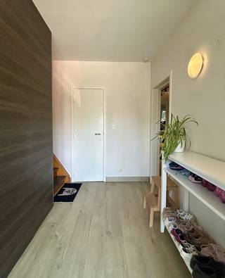 In een rustige doodlopende straat in het gegeerde Egenhoven (Heverlee) bevindt zich deze kwalitatief gerenoveerde en instapklare gezinswoning. De ligging is bijzonder gunstig met een vlotte verbinding naar Leuven, de autosnelwegen en het openbaar vervoer. Ook scholen, IMEC, Gasthuisberg en diverse voorzieningen bevinden zich op korte afstand.<br />De woning werd in 2025 zeer grondig en met oog voor detail gerenoveerd, wat resulteert in een comfortabele en hedendaagse woonomgeving.  Er werden 10 zonnepanelen voorzien.<br />Op het gelijkvloers bevindt zich een inkomhal met ruime ingebouwde kasten, een gastentoilet, een lichtrijke woon- en eetkamer en een uitgeruste keuken. Aansluitend is er een praktische thuisbureau met zicht op en met rechtstreekse toegang tot de gezellige tuin achteraan dewelke tevens achteraan toegankelijk is via het achterliggend steegje.<br />De eerste verdieping biedt drie volwaardige slaapkamers en een badkamer uitgerust met een inloopdouche, wastafel en toilet.<br />Daarnaast beschikt de woning over een gedeeltelijk onderkelderde ruimte, een garage met laadpaal voor een elektrische wagen en een extra berging.<br />EPC-label C  -  asbestveilig!<br />Deze woning combineert rustig wonen in een doodlopende straat met een uitzonderlijk centrale ligging nabij alle belangrijke invalswegen (E40/E314) en voorzieningen, alsook het Arenbergpark.