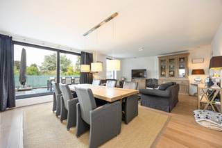 Hoogwaardig afgewerkt, uitmuntend onderhouden én energiezuinig luxe 3-slaapkamer appartement met bvo van 143m² met zuidwestelijk zonneterras met en mooi zicht over de omgeving. Gelegen op de eerste verdieping van een zeer verzorgd en recent kleinschalig appartementsgebouw (ingebruikname 2017) dat aan alle hedendaagse normen voldoet en een moderne tijdloze look and feel geniet. Ideale ligging nabij het centrum van Sint-Antonius met alle faciliteiten in directe omgeving. Sinds jaar en dag verhuurd aan zeer correcte huurders.<br /><br />INDELING: Zeer verzorgde gemeenschappelijke inkomhal met trap en lift – Inkomhal met vestiaire en gastentoilet alsook toegang tot alle vertrekken - Ruime leefruimte op parket met een mooie lichtinval en toegang tot het zuid-west terras met open zicht over de omgeving - Landelijk moderne open keuken voorzien van alle nodige en kwalitatieve toestellen - Vooraan bevinden zich 3 grote slaapkamers - Verder is er een ruime badkamer voorzien van alle nodige toestellen - Er is eveneens een handige berging met voorzieningen WM+DK enz - Verder zijn er 2 garageboxen waarvan er 1 verplicht is aan te kopen aan €35000/stuk.<br /><br />BIJZONDERHEDEN: Gebouw van 2017 zonder kosten op planning - Perfect onderhouden - Kleinschalig gebouw met 2 appartementen + kantoor - Zeer energiezuinig Epeil: 48 UC: 15901 – Zeer lichtrijk – Leuke look and feel - Thans verhuurd aan €1257,24 incl. onkosten - Stedenbouwkundige informatie in aanvraag – Pscore: B Gscore: B - Oppervlaktematen zijn volgens EPB. Huis of appartement verkopen in Zoersel? Bel ons voor een gratis waardebepaling of advies via 03 361 51 51 of via info@yvesvanpelt.be