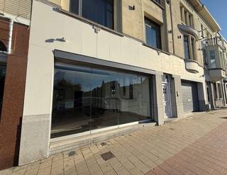 Ruim handelspand te huur op de Brusselsesteenweg 597, op een strategische ligging met vlotte verbinding naar de E17 en de R4. Dit voormalige bakkerspand biedt heel wat potentieel voor wie op zoek is naar een goed gelegen handelsruimte met zichtbaarheid en passage.<br /><br />Met een voorgevel van 4,20 meter en een diepte van meer dan 15 meter is er een mooie, praktische indeling mogelijk voor uiteenlopende commerciële activiteiten. De ruime kelder, met een hoogte van 2,25 meter, zorgt voor extra opslag- of werkruimte.<br /><br />De buurt is levendig en goed bereikbaar, met andere lokale handelszaken en voorzieningen in de directe omgeving, wat zorgt voor een constante stroom aan voorbijgangers. Er is geen gasaansluiting, maar wel elektriciteit en water aanwezig. Het pand is onmiddellijk beschikbaar en klaar om jouw zaak tot leven te brengen.<br /><br />EPC: 20201022-0002329937-KNR-1<br /><br /><strong>Voor meer info en/of bezoek bel mij vandaag nog op 0472/50.08.58 - Mohamed </strong>