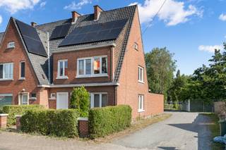 Voor meer informatie of een bezoek contacteer Anne De Block van OC Vastgoed: 0471 38 00 36 of anne@ocvastgoed.be<br /><br />Deze instapklare woning met topligging te Dendermonde beschikt over drie slaapkamers (13m²/13m²/30m²) en garage. Belangrijke invalswegen, winkels en scholen in de buurt.<br /><br /><strong>De indeling als volgt: <br />Gelijkvloers:</strong><br />Inkomhal, gastentoilet, lichtrijke leefruimte (30m²) welke toegang geeft naar de garage, ingerichte keuken en berging. <br /><strong>Eerste verdieping: </strong><br />Centrale overloop, badkamer voorzien van ligbad, lavabo en toilet, twee ruime slaapkamers (13m²/13m²) en bureauruimte/kinderkamer (5m²).<br /><strong>Tweede verdieping te betreden met vaste trap:</strong><br />Deze ruime kan dienen als derde, ruime slaapkamer (30m²) en heeft voorziening van lavabo, toilet en douchekabine. <br /><br />Creatie tuin is perfect mogelijk, zoals u kan zien volgens AI gegenereerde foto. <br />Parkeermogelijkheid achteraan het perceel of in de garage (29m²). <br /><br />Technische gegevens: dubbele beglazing, centrale verwarming op aardgas, conforme elektriciteit en zonnepanelen. <br /><br />Maak uw afspraak vandaag nog via anne@ocvastgoed.be of via 0471380036<br /><br />Elektriciteit conform algemeen reglement elektrische installaties.<br />Asbestveilig!<br />EPC Label: C, energiescore 237 kWh/m2jaar - geen renovatieverplichting<br />Het perceel te Dendermonde, met perceelnummer 42006B0799/00A000 bevindt zich niet in een risicozone voor overstromingen. P-score A, G-score A. <br />Stedenbouwkundige inlichtingen: woongebieden, vergunningen, geen verkavelingsvergunning, geen rechterlijke herstelmaatregel of bestuurlijke maatregel opgelegd, voorkooprecht.