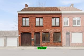 In het centrum van Poperinge bevindt zich deze ruime woning. Deze werd doorheen de jaren aangepakt en is dus instapklaar! De grondoppervlakte...