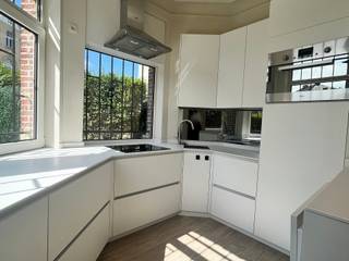 Prachtig appartement met 1 slaapkamer én tuin te Antwerpen!Je wandelt binnen in de leefruimte met prachtige authentieke elementen. De keuken is halfopen en gescheiden van de leefruimte met een gezellig keukeneiland. De keuken is volledig geïnstalleerd met o.a. vaatwasmachine, combi-oven, ijskast met vriesvak.Aansluitend heb je de slaapkamer met ensuite badkamer. De badkamer beschikt over een lavabomeubel, douche en toilet. Via de slaapkamer heb je toegang tot de fijne stadskoer. Aan de voorkant van het appartement beschik je over een zalige privatieve tuin van 29m². Verder kan je in de leefruimte twee bergingkasten vinden. Het appartement is gelegen in een uitermate fijne wijk en is zeer vlot bereikbaar via verbindingswegen en openbaar vervoer.- NIET GEMEUBELD- EPC: 302 kWh/m² UC: 20220809-0002653194-RES-1 - Maandelijkse kosten: €75 (1 pers) / €95 (2 pers) bevatten: forfait water en minuterie gemene delen + €65 jaarlijkse huurders aansprakelijkheidsverzekering brand- en waterschade- Huurwaarborg: 2.910- euro (3 maanden huur) - Beschikbaar: onnmiddelijk- Type contract: Bepaalde duur (3 jaar)Wens je jouw huis, appartement, bouwgrond of opbrengsteigendom te verkopen? Op zoek naar een vastgoedmakelaar voor de verhuur of het beheer van jouw eigendom(men)? Bel ons voor een vrijblijvende afspraak op 03 259 04 04 of spring binnen op ons kantoor te Kasteelstraat 58 - 2000 Antwerpen!