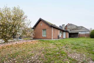 <p>Op zoek naar een gezellige woning met uitstekende bereikbaarheid? Deze charmante open bebouwing ligt op minder dan 100 meter van het station van Schendelbeke, met een rechtstreekse verbinding naar Brussel — ideaal voor pendelaars!</p>
<p>De woning bevindt zich volledig op het gelijkvloers en biedt een praktische indeling met 1 à 2 slaapkamers. De badkamer werd recent vernieuwd.</p>
<p>Dankzij de centrale verwarming op gas (met vernieuwde ketel) én een extra lucht/lucht warmtepomp geniet u hier van energiezuinig en flexibel verwarmen en koelen. Bovendien is de woning voorzien van PVC-ramen met dubbel glas en werd de zoldervloer geïsoleerd. Het dak is in goede staat.</p>
<p>De woning is volledig omringd door tuin, wat zorgt voor een aangename buitenruimte. Er is een oprit met parkeermogelijkheid en een inpandige garage. Die garage is momenteel ingericht als tweede kamer maar eenvoudig terug om te vormen naar garage. Daarnaast is nog een praktisch tuinhuis voor extra bergruimte.</p>
<p>Kortom, een compacte maar veelzijdige woning, ideaal voor starters, alleenstaanden of koppels die rustig willen wonen met vlotte verbindingen.</p>
<p>Interesse? Neem snel contact op voor een bezoek met Jordi 0477/32.61.53</p>