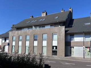 Ruim dakappartement met panoramisch zicht en zonnig terras op de volledige derde verdieping van een kleinschalig appartementsgebouw in het centrum van Tielt<br /><br />Indeling: <br />Hall, lichtrijke leefruimte met alle mogelijkheden voor het installeren van een zithoek, een eetplaats en burohoek en die uitgeeft op het ruime terras achteraan met open zicht. Er is een volledig ingerichte keuken (vaatwasser, oven, frigo, kookplaat, dubbele spoelbak...) met aansluitend een berging/wasplaats. De badkamer heeft een ligbad, toilet en een lavabomeubel. Verder beschikt het appartement over twee slaapkamers en een garage aan de achterkant van het gebouw.<br /><br />Het grote zuidgerichte terras is een absolute troef en vormt de ideale plek om te ontspannen en te genieten van de zon. <br /><br />Provisie gemeenschappelijke kosten 75€/maand<br /><br />Benieuwd? Contacteer ons voor een bezoek ter plaatse!