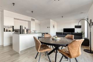 <p>Ontdek dit<strong> hoogwaardig afgewerkt nieuwbouwappartement</strong> in residentie Klaverhof, rustig gelegen nabij het centrum van Vosselaar en met vlotte verbindingen naar omliggende gemeenten.</p><p>Het appartement heeft een <strong>bewoonbare oppervlakte van 99,40 m²</strong> en beschikt over een <strong>ruim terras van 32,17 m²</strong>.</p><p>Bij het betreden van het appartement komt u in een ruime inkomhal met apart toilet. Van hieruit bereikt u de lichtrijke leefruimte, waar grote raampartijen zorgen voor een aangenaam zicht op de tuin en het terras. De open keuken sluit naadloos aan op de leefruimte en is volledig uitgerust met <strong>kwalitatieve toestellen</strong>, waaronder een inductiekookplaat, dampkap, vaatwasser, ingebouwde koelkast, combi-oven en lavabo. Verder beschikt de keuken over een aparte berging met aansluiting voor was- en droogmachine. Het appartement beschikt over<strong> twee slaapkamers</strong> en een <strong>stijlvolle badkamer</strong> voorzien van inloopdouche, ligbad en wasmeubel.</p><p>Mogelijkheid tot aankoop aan 6% btw-regeling (onder voorwaarden).</p><p>Extra:<br />- Energiezuinige nieuwbouw (E-peil < 40)<br />- Ventilatiesysteem D<br />- Vloerverwarming<br />- Aankoop van autostaanplaats en kelderberging verplicht!<br />- Prijs exclusief notariskosten en BTW! <br />- P-score A, G-score A <br />- Woongebied, Vg, Gvv, Gvkr, Gmo<br />- Niet opgenomen in het maatregelenregister</p><p>Dit appartement is momenteel <strong>verhuurd</strong>, wat het bijzonder interessant maakt voor <strong>investeerders</strong>.</p><p>Voor meer info ga naar www.coenenvastgoed.be of bel 03/375.82.92</p>