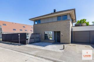 Deze recente en verrassende woning is gelegen in een doodlopende straat in een woonwijk nabij het centrum van Sleidinge. Dankzij deze locatie geniet u van <strong>alle rust en het groen</strong>, en heeft u toch verschillende winkels, scholen, het openbaar vervoer in de nabijheid. Een perfecte combinatie van wonen! <br /><br />Vooraan vindt u een inpandige garage met vlotte toegang tot de keuken en de tuin. U betreedt de woning langs de voordeur en de centrale inkomhal met toegang tot een apart bezoekerstoilet, een berging en de ruime leefruimte. Deze lichtrijke ruimte is voorzien van een zit- en eetgedeelte en de geïnstalleerde keuken voorzien van ingebouwde koelkast, oven, <strong>Miele vaatwasmachine</strong> en gasvuur. Dankzij de grote raampartijen wordt het zonlicht in de woning binnengetrokken en geniet u van zicht op de <strong>zuid georiënteerde tuin</strong> met een <strong>prachtig zwembad</strong>! Op het eerste verdiep heeft u drie slaapkamers, een badkamer met douche en lavabomeubel, en een apart toilet. Verder heeft u via een trapladder toegang tot de kruipzolder.<br /><br /><strong>Troeven</strong>: ruime lichtrijke woning, zwembad, geautomatiseerde garagepoort, <strong>zonnepanelen, thuisbatterij </strong>en rustige ligging in <strong>doodlopende straat</strong>!<br /><br /><strong>Woning beschikbaar op 01/02/2027</strong>.<br /><br />Wenst u deze instapklare gezinswoning te bezoeken? Contacteer Yasmin via 0492101263 of yasmin@convas.be