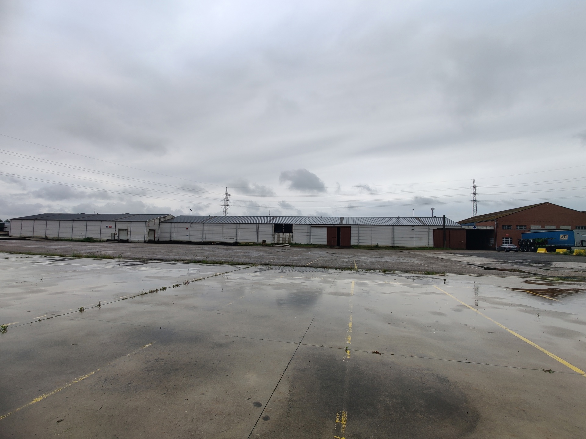 Magazijn te huur 2000m² met weegbrug en buitenterrein, volledig omheind. - foto 2