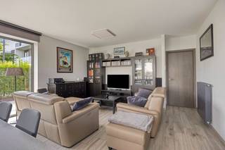 Recent gelijkvloers appartement, uit 2019, van 92 m² met hoogwaardige afwerking, unieke buitenbeleving en ruime garage op wandelafstand van het centrum van Putte.<br /><br />Dit volledig instapklare appartement, gelegen in Residentie 'De Mouterij', bevindt zich vlak bij de dorpskern van Putte. Hierdoor zijn lokale handelszaken, scholen en openbaar vervoer op wandelafstand bereikbaar. Bovendien geniet u van een vlotte verbinding naar Antwerpen en Brussel via de R6.<br /><br />Via de gemeenschappelijke parktuin bereiken we de inkomhal van het gebouw, die toegang biedt tot het appartement. Bij het binnenkomen worden we verwelkomd in de inkom-/nachthal, waar voldoende ruimte is voorzien voor een vestiairekast. De nachthal beschikt over een gastentoilet en geeft toegang tot twee slaapkamers, een uitgeruste badkamer met ligbad en inloopdouche, en de stijlvol afgewerkte leefruimte. <br /><br />De ruime leefruimte met zithoek en eetplaats geniet dankzij de grote raampartijen van een overvloed aan natuurlijk licht. Aansluitend bevindt zich de hyper geïnstalleerde keuken, uitgerust met kwalitatieve Miele-toestellen en alle hedendaagse comfort. Verder beschikt de keuken over een praktische berging met geïntegreerde wasplaats.<br /><br />Troeven: EPC label A, automatische screens, twee zonnige terrassen, kelderberging, GEEN BTW - registratie (2%). Ondergrondse autostaanplaats verplicht bij aan te kopen. <br /><br />Kortom, dit geheel combineert alle hedendaagse luxe.