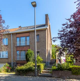 Centraal gelegen op wandelafstand van centrum Dilbeek, winkels, RC en openbaar vervoer.De woning bestaat op het gelijkvloers uit een inkomhal met...