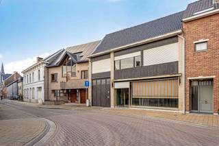 UITERMATE RUIME WONING MET PRAKTIJK, WINKEL- OF MULTIFUINCTIONELE RUIMTE, 5 SLAAPKAMERS EN GROTE TUIN OP 9A 40CA.Gelegen in het centrum van het...