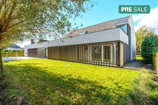 Deze eigendom wordt aangeboden via Pre-sale. De vermelde prijs is een instelprijs. Wil je een afspraak vastleggen of wens je meer info omtrent deze koopmethode, neem dan contact op met de dossierverantwoordelijke Mathias Lauwyck (+32 472 18 39 90) - mathias.lauwyck@dewaele.com!<br /><br />In een residentiële omgeving in Torhout ontdekt u deze stijlvolle villa waar ruimte, lichtinval en hoogwaardige afwerking centraal staan. Met circa 245 m² bewoonbare oppervlakte, een aangelegde tuin en een dubbele garage combineert deze eigendom comfortabel wonen met een praktische indeling. Bovendien geniet u van een vlotte verbinding met het centrum en de E403.<br /><br />De villa werd in 2010 grondig verbouwd naar een ontwerp van Desmet &amp; Lammens Architecten. In 2015 kreeg het interieur een volledige vernieuwing door Luypaert Interieur, met duurzame materialen, verfijnd maatwerk en oog voor detail.<br /><br />Via de inkomhal bereikt u de ruime leefruimte, waar het salon en de eetplaats dankzij de grote raampartijen baden in het daglicht. Het zicht op de groene tuin trekt de buitenomgeving als het ware naar binnen. Aansluitend nodigt de volledig uitgeruste open keuken met ontbijthoek uit tot gezellige familiemomenten. Een ruim bureau met maatwerk en een praktische was- en strijkplaats vervolledigen het gelijkvloers. Er is eventueel mogelijkheid om extra slaapkamers in te richten.<br /><br />Op de eerste verdieping bevinden zich drie slaapkamers, waaronder een ruime master bedroom, een badkamer met dubbel lavabomeubel en inloopdouche, een aparte dressing en een nachthal met ingemaakte kasten.<br /><br />Buiten vormt de zonnige, aangelegde tuin met terras en tuinhuis de ideale plek om uitgebreid te tafelen of van lange zomeravonden te genieten. Ook wie wonen en werken wil combineren, vindt hier een bijzondere troef: het bureau beschikt over een aparte ingang en is daardoor bijzonder geschikt voor een vrij beroep of zelfstandige activiteit.<br /><br />De dubbele garage van circa 45 m² met automatische poort biedt plaats aan wagens en fietsen. <br /><br />Wens je meer informatie of een bezoek? Neem dan snel contact op met Mathias via 0472 18 39 90 of mathias.lauwyck@dewaele.com!<br /><br /><br /><br />Bestuursmaatregelen in het maatregelenregister: nee
