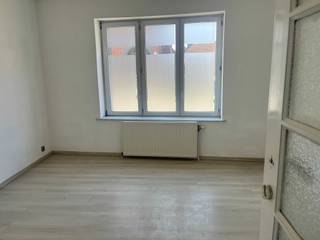 Gelijkvloers appartement, met grote tuin en terras, ideaal startersappartement.Recentelijk vernieuwde gevel in crepi.Ruime parkings voor de...