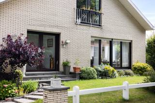 <p><strong>Wenduine: Gelijkvloers appartement te koop met tuin op toplocatie.</strong></p>
<p>Op een zeer gegeerde locatie in een residentiële buurt, nabij zowel de duinbossen als de zee, bevindt zich deze authentieke en karaktervolle open bebouwing dat opgedeeld werd in 2 wooneenheden. <br />Het appartement bevindt zich op het gelijkvloers en wordt omringd door een mooi aangelegde tuin en een groot zonneterras om optimaal van het buitenleven te genieten en heeft bovendien een garage (inbegrepen in de prijs). </p>
<p><strong>Indeling:</strong> inkomhal, een grote leefruimte met raampartijen van vloer tot plafond, een open haard en rechtstreekse toegang tot het ruime zonneterras, ingerichte keuken, 1 grote slaapkamer met wastafelmeubel, 2e slaapkamer en een badkamer met douche, lavabo en toilet. Onder het appartement bevindt zich een ruime garage met tal van opbergruimte die bereikbaar is via een gedeelde oprit.</p>
<p><strong>Troeven:</strong></p>
<ul><li>Toplocatie: residentiële buurt</li><li>Open bebouwing</li><li>Aangelegde tuin</li><li>Garage (inbegrepen in de prijs)</li></ul>
<p>Deze unieke combinatie van troeven, zorgt ervoor dat dit de ideale woonst of vakantiewoning vormt. Meer informatie? Contacteer Ilse op het nummer 0456 96 04 61.</p>