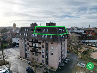 Dit dakappartement is gelegen op een uiterst centrale ligging te Roeselare, kortbij het stadscentrum, het station, zijn vele invalswegen, de Wallemeersen en nog veel meer! Gunstige Mobiscore!<br /><br />De indeling is als volgt: gemeenschappelijke inkomhal - lift - trap - privatieve inkomhal - apart toilet - lichtrijke living met twee volwaardige terrassen (prachtige vergezichten) - uitgeruste keuken met bijhorende (was)berging - 4 volwaardige, grote slaapkamers - extra, apart toilet - badkamer (meubel, douche en ligbad). <br />In de vraagprijs zit er ook nog een bijhorende staanplaats alsook kelderberging op de -1 verdieping. Er is de mogelijkheid tot de aankoop van een aparte, afgesloten garagebox (Aankoopprijs: 24.500 EUR). <br /><br />Troeven:<br />- Bewoonbare oppervlakte van 160 m²! <br />- Gunstig EPC (label-B)<br />- Ruim appartement met 4 slaapkamers<br />- Centrale ligging in centrum Roeselare<br />- Geen bovenburen (enige op bewoner op de bovenverdieping) <br />- Prachtige vergezichten over Roeselare<br /><br />Meer info? Neem dan gerust contact met ons op! louis@vastgoedsinnaeve.be - 0493/40 13 30