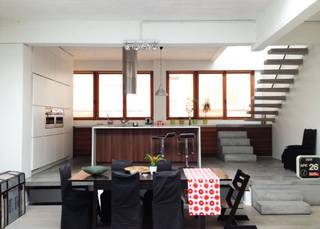 Ce loft lumineux de 210 m² se situe dans une ancienne imprimerie réaménagée en un magnifique complexe résidentiel avec plusieurs appartements...
