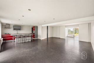 Deze onlangs gerenoveerde rijwoning ligt in het hart van Néchin, vlak bij de grens, en biedt ongeveer 250 m² woonoppervlakte op een mooi perceel van 17 are en 26 m².De begane grond bestaat uit een inkomhal, een bureau met opbergruimte en een ruime open leefruimte met een woonkamer, een ingerichte keuken met kookeiland en een grote, lichte veranda.Op de verdieping: overloop met opbergruimte, 3 slaapkamers, complete badkamer met ligbad, douche, wastafelmeubel en apart toilet.Buiten kunt u genieten van een aangename, omheinde tuin op het zuiden, een groot terras, een tuinhuisje, een kippenhok, een privéparkeerplaats voor 2 auto's en een garage.Technische voorzieningen: centrale verwarming op gas, Bulex-ketel, boiler van 200 l, elektrische installatie conform de voorschriften, 16 zonnepanelen, PVC-ramen met dubbele beglazing, elektrische rolluiken, alarm, elektrische poort, riolering. EPC C – RC: 512 €.Een gerenoveerde gezinswoning, conform de voorschriften en zonder renovatiewerkzaamheden, ideaal om te betrekken in een zeer gewilde omgeving!Bezoek of meer info via loicvdv@immobeguin.be
