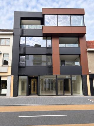 Ruim en licht appartement met terras in het centrum van Mol.
Dit ruime appartement op de derde verdieping biedt een comfortabele en doordachte indeling met een oppervlakte van 145 m² en een aangenaam terras van 9,5 m².
Via de inkomhal met apart toilet kom je in de royale leefruimte met open keuken, die dankzij haar indeling en grote raampartijen geniet van veel natuurlijk licht.
Het appartement beschikt over twee volwaardige slaapkamers, ideaal voor een gezin, koppel of wie graag een bureau of logeerkamer voorziet. De badkamer is centraal gelegen en vlot bereikbaar vanuit de nachthal.
Een absolute meerwaarde is het ruime terras, perfect om te genieten van de buitenlucht.
Het gebouw is uitgerust met een lift, wat zorgt voor extra comfort en toegankelijkheid.
Daarnaast is de aankoop van een kelderberging verplicht. Er zijn meerdere kelderbergingen beschikbaar met oppervlaktes tussen 8,4 m² en 20,5 m², wat extra opslagruimte en praktisch comfort biedt.
Ontvang je graag meer informatie? Neem contact met ons op via 014 37 75 73 of info@dockx.com