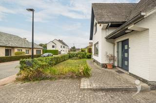 <p><span>In Erps-Kwerps bevindt zich deze karaktervolle vrijstaande woning met een bewoonbare oppervlakte van 174 m², gelegen op een mooi perceel van 7a 40ca. De woning biedt vandaag al een aangename basis maar is vooral interessant voor wie op zoek is naar een woning die volledig naar eigen smaak en wensen kan worden gerenoveerd.</span></p><p><span>Bij het binnenkomen kom je terecht in de ruime leefruimte, waar dankzij de grote oppervlakte voldoende plaats is voor zowel een gezellige zithoek als een eetruimte. Aansluitend bevindt zich de keuken. Vanuit de keuken is er een aangenaam zicht op de aangebouwde veranda en de tuin. De veranda biedt bovendien mogelijkheden om als tweede leefruimte ingericht te worden of als verlengde van de keuken. Naast de keuken bevindt zich nog een praktische berging. Op het gelijkvloers is tevens een afzonderlijk toilet aanwezig. </span></p><p><span>Op de eerste verdieping beschikt de woning over twee ruime slaapkamers en een derde, compactere kamer die ideaal kan worden ingericht als kinderkamer, bureau of hobbyruimte. Ook de badkamer bevindt zich op deze verdieping, uitgerust met een ligbad, lavabo en toilet. Deze ruimte biedt bovendien nog mogelijkheden om in de toekomst verder uit te breiden en aan te passen aan de noden van de nieuwe bewoners.</span></p><p><span>Achteraan de woning bevindt zich een handige garage, wat zorgt voor extra comfort en praktische bergruimte. Daarnaast beschikt de woning over een kelder, een interessante bijkomende troef bij een renovatie.</span></p><p><span>De woning is uitstekend gelegen met winkels, scholen en openbaar vervoer in de nabije omgeving. Ook Leuven, Brussel en de omliggende gemeenten zijn vlot bereikbaar. Een praktische ligging die wonen in een rustige, residentiële omgeving combineert met een goede bereikbaarheid. </span></p><p><span> </span></p><p><span>Interesse in deze woning? Contacteer ons via 016 15 31 15 of info@immolivit.be.</span><span> </span></p>