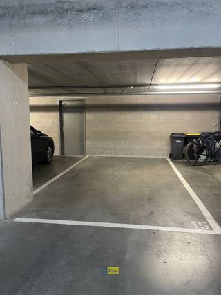 Wie op zoek is naar een praktische en centraal gelegen staanplaats, vindt hier een ideale oplossing. De staanplaats is vlot bereikbaar en...