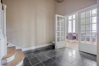 <strong>Exclusief en subliem gerenoveerd duplexappartement in het prestigieuze Groot Park te Lovenjoel</strong><br /><br />Graag stellen we u dit uitzonderlijke kasteelappartement voor, gelegen in het prestigieuze “Groot Park” te Lovenjoel, op slechts enkele kilometers van Leuven. Dit unieke domein van 25 hectare omvat monumentale gebouwen, prachtige parktuinen, het kasteel “De Spoelberch” (1750) en vormt een beschermd historisch erfgoed. Het appartement bevindt zich in een imposant neo-traditioneel gebouw uit de jaren ’20, vroeger de dokterswoning van de voormalige psychiatrische instelling “Salve Mater”. In 2009 werd het gebouw volledig en grondig gerenoveerd, met behoud van zijn authentieke grandeur en onderverdeeld in drie luxueuze appartementen.<br /><br />Het duplexappartement is gelegen op de eerste verdieping en combineert een recente, hoogwaardige afwerking met originele details zoals hoge plafonds, grote raampartijen, elegante moulures en een indrukwekkende trappenhal. Hierdoor geniet u van een bijzonder aangename lichtinval en een ruimtelijk gevoel in elke ruimte.<br /><br /><strong>Indeling</strong><br />De statige inkomhal met gastentoilet en vestiaire leidt naar de zeer ruime leefruimte (ca. 61 m²) met parketvloer. De vele ramen bieden een panoramisch zicht over de groene, landelijke omgeving. Eyecatchers zijn de ingebouwde boekenkast, de verfijnde Engelse landelijke afwerkingsstijl en de dimbare verlichting die zorgt voor extra sfeer. Aansluitend bevindt zich de comfortabele en luxueuze open keuken met kookeiland, eethoek en prachtig uitzicht op het park.<br /><br />Op de bovenverdieping vindt u een nachthal, twee slaapkamers, een dressing, een badkamer met ligbad én douche en een apart toilet. De dressing kan, indien gewenst, worden omgevormd tot een derde volwaardige slaapkamer.<br /><br />Verder beschikt het appartement over een aparte wasplaats op de tussenverdieping, een zolderruimte en een gemeenschappelijke kelder. Buiten geniet u van een mooie, aangelegde en ideaal georiënteerde privétuin én twee autostaanplaatsen.<br /><br />Dit appartement biedt een unieke combinatie van historisch karakter, hedendaags wooncomfort en een uitzonderlijke groene ligging.<br /><br /><strong>Benieuwd naar de indruk die dit prachtig appartement op u zal nalaten?</strong><br />Aarzel niet ons te contacteren voor meer informatie of een bezoek op afspraak: <strong>info@cdsimmo.be</strong> of <strong>016/62.01.05</strong>