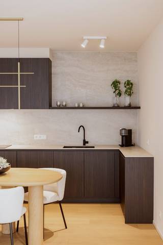 Het prachtige modelappartement in residentie Chardonnay staat nu te koop, gelegen vlakbij het centrum van Waregem.<br />Droomt u van een energiezuinig appartement dat tot in de puntjes is afgewerkt? Dan is dit prachtige modelappartement in residentie Chardonnay zeker een bezoek waard.<br /><br />Troeven van dit appartement:<br />- bewoonbare oppervlakte van 84 m²<br />- aangelegde tuin afgescheiden met groene hagen en een houten afsluiting met poort <br />- ruim zonneterras van 30 m²<br />- volledig afgewerkt met hoogwaardige materialen, inclusief schilderwerken!<br />- energiezuinig comfort dankzij vloerverwarming, warmtepomp, zonnepanelen<br />- mogelijkheid tot bijkopen van bovengrondse garagebox voorzien van geautomatiseerde sectionaalpoort (30.000 euro excl. btw)<br /><br />Dit instapklare appartement combineert hedendaags wooncomfort met een uitstekende ligging nabij het centrum van Waregem.<br />Interesse in een bezoek of meer informatie? Neem dan nu contact op via Ben@eribo.be of 0488/94.26.43.
