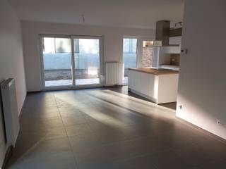 <strong>NIEUWBOUW woning nabij het centrum van Sterrebeek en op 2 km van de Duitse school.</strong><br /><br />Inkom, woonkamer met open volledig geïnstaleerde keuken, berging en garage voor 1 wagen.<br />1e verdiep : 4 slaapkamers en badkamer met douche ne ligbad<br />zolderverdiep : 2 slaapkamers en technishe ruimte<br />Extra : zonnepanelen, HR+ gasverwarming en ventilatiesysteem.