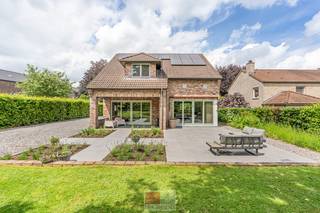 Instapklare gezellige vrijstaande woning met een woonopp. van circa 185 m2 op een perceel van 17a53ca.<br />De woning is in 2022 gerenoveerd en heeft 3 slaapkamers, badkamer, open leefruimte met keuken, berging en garage. Daarnaast kan je in de tuin optimaal genieten van alle rust met een groen uitzicht.<br /><br />De woning is gelegen in een rustige straat, omringd door groene pittoreske landschappen rond Teuven in de Voerstreek. Essentiële voorzieningen zoals de supermarkt en scholen bevinden zich op korte afstand. Maastricht, Luik en Aken zijn op ongeveer 30 minuten met de auto te bereiken, het pittoreske dorpje Slenaken in Nederland ligt op 1.5 km afstand. In het kerkdorp Teuven vindt u diverse leuke restaurantjes met terrassen zoals u die in de Voerstreek verwacht. Het is de ideale omgeving als u houdt van mooie wandelingen en fietstochten, binnen 5 minuten bent u te voet in het bos. Bent u avontuurlijk aangelegd dan zijn de Belgische Ardennen binnen 30 minuten te bereiken. <br /><br />Bekijk deze woning ook digitaal en 'loop' zelf door de woning. Kijk daarvoor op onze website of via: <br />my.matterport.com/show/?m=xkYhZDauTJ4<br /><br />INDELING<br /><br />Gelijkvloers:<br />- Inkomhal, voorzien van een apart gastentoilet met lavabo.<br />- Moderne leefruimte met open keuken. Dankzij de stijlvolle stalen deur en de twee schuiframen geniet de woning van veel lichtinval en vlotte verbinding naar het terras. <br />- De keuken is volledig uitgerust en is voorzien van combi-oven (AEG), inductie kookplaat (BORA), afwasmachine (AEG), koelkast met vriesvak (AEG), Quooker, ingebouwde wijnkoeler van Avintage en een spoelbak met composieten werkblad. <br />- Praktische berging met wasmachineaansluiting en toegang tot de kruipruimte.<br />- Garage met spoelbak, houtkachel, handmatige poort en een aparte deur naar de zijtuin.<br />- Vloerverwarming aanwezig in de inkomhal, woonkamer en keuken (als bijverwarming).<br /><br />1e verdieping: <br />- Nachthal met toegang tot de 3 ruime slaapkamers (10m2 ,18m2 en 24 m2)en badkamer.<br />- Betegelde badkamer uitgerust met inloopdouche, dubbele lavabo, toilet, ligbad en ventilatie. <br />- De opbergzolder is te bereiken via een vlizotrap. <br /><br />Tuin: <br />- Volledig omheinde tuin met vrijstaand houten tuinhuis;<br />- Het terras is in 2025 betegeld en is gedeeltelijk overdekt;<br />- 2 elektrische zonneluifels (linkerkant terras + rechterkant van de woning)<br />- Propaangas<br />- Regenwaterput <br /><br />Energieprestatie en binnenklimaat (EPB-EPC)<br />Certificaat beschikbaar: ja<br />EPC certificaatnummer: 20220215-000254104-RES-1<br />Berekende energiescore : (kWh/m²): 145<br />Het certificaat is geldig tot en met: 15/02/2032<br />Elektrische installatie: aanwezig, conform goedgekeurd.<br /><br />Informatie stedenbouwkundige voorschriften:<br />Stedenbouwkundige vergunning: in aanvraag<br />Dagvaarding uitgebracht: neen<br />VOORKOOPRECHT OP DIT GOED: neen<br />VERKAVELINGSVERGUNNING: ja<br />WATERGEVOELIG OPENRUIMTEGEBIED: in aanvraag<br />Maatregelenregister: in aanvraag<br /><br />Overstromingsgevoelige gebieden: <br />Perceelscore of P-score : A<br />Gebouwenscore of G-score: A<br />Ligging in Signaalgebied: neen<br />Ligging in afgebakende oeverzone of afgebakend overstromingsgebied: neen<br /><br />A:geen overstroming gemodelleerd B: kleine kans op overstromingen onder klimaatverandering C: kleine kans op overstromingen D: middelgrote kans op overstromingen<br /><br />Beschermd erfgoed<br />GEINVENTARISEERD ERFGOED: neen<br />BESCHERMD ONROEREND ERFGOED: neen