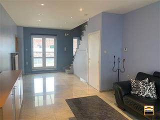 2 handelspanden met bovenliggend duplex-appartementin centrum Tongeren (2 huisnummers) Pal in het centrum van Tongeren vinden we deze handelszaak met...