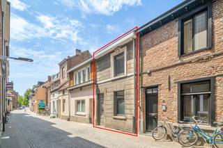 Deze leuke instapklare woning met tuin en 4 slaapkamers is gelegen tegen het Stadspark van Leuven (St Donatuspark).  Het is ingedeeld met op...